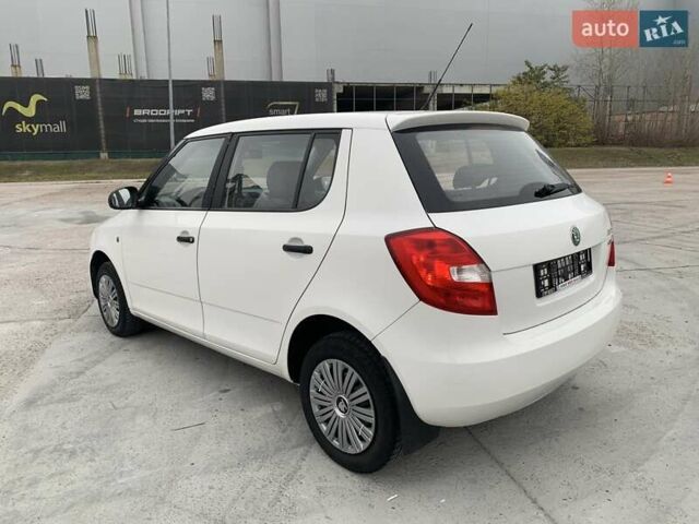Белый Шкода Фабия, объемом двигателя 1.39 л и пробегом 230 тыс. км за 3698 $, фото 13 на Automoto.ua
