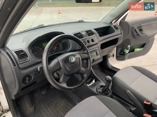 Белый Шкода Фабия, объемом двигателя 1.39 л и пробегом 230 тыс. км за 3698 $, фото 37 на Automoto.ua