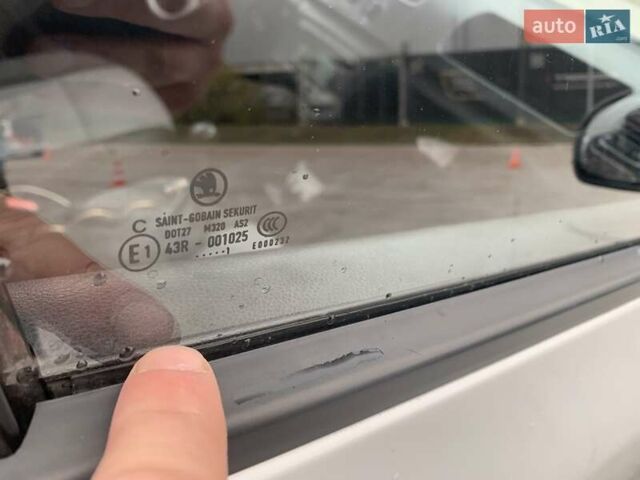 Белый Шкода Фабия, объемом двигателя 1.39 л и пробегом 230 тыс. км за 3698 $, фото 49 на Automoto.ua