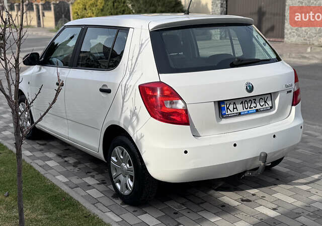 Белый Шкода Фабия, объемом двигателя 1.6 л и пробегом 260 тыс. км за 5150 $, фото 6 на Automoto.ua