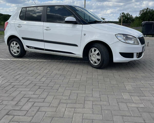 Белый Шкода Фабия, объемом двигателя 1.39 л и пробегом 240 тыс. км за 4900 $, фото 1 на Automoto.ua