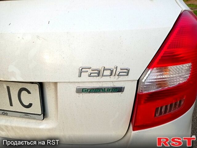 Белый Шкода Фабия, объемом двигателя 1.2 л и пробегом 265 тыс. км за 4399 $, фото 5 на Automoto.ua