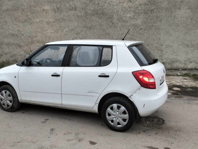 Белый Шкода Фабия, объемом двигателя 1.2 л и пробегом 200 тыс. км за 3750 $, фото 4 на Automoto.ua