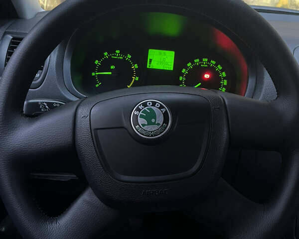 Белый Шкода Фабия, объемом двигателя 1.2 л и пробегом 240 тыс. км за 5000 $, фото 2 на Automoto.ua