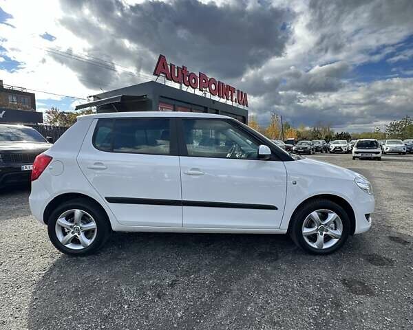 Шкода Фабия 2011 в Буче на Automoto.ua Белый Шкода Фабия, объемом двигателя 1.2 л и пробегом 156 тыс. км за 6300 $, фото 4 на Automoto.ua