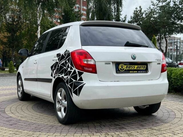 Белый Шкода Фабия, объемом двигателя 1.2 л и пробегом 102 тыс. км за 5500 $, фото 4 на Automoto.ua