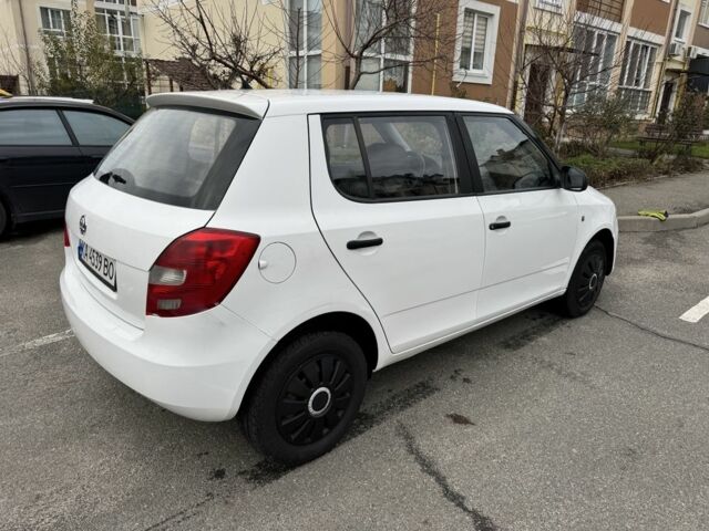 Белый Шкода Фабия, объемом двигателя 1.4 л и пробегом 330 тыс. км за 4000 $, фото 5 на Automoto.ua