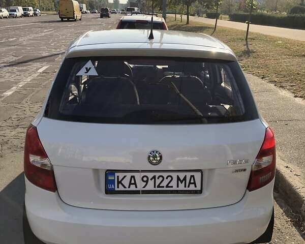 Белый Шкода Фабия, объемом двигателя 1.2 л и пробегом 25 тыс. км за 6200 $, фото 2 на Automoto.ua