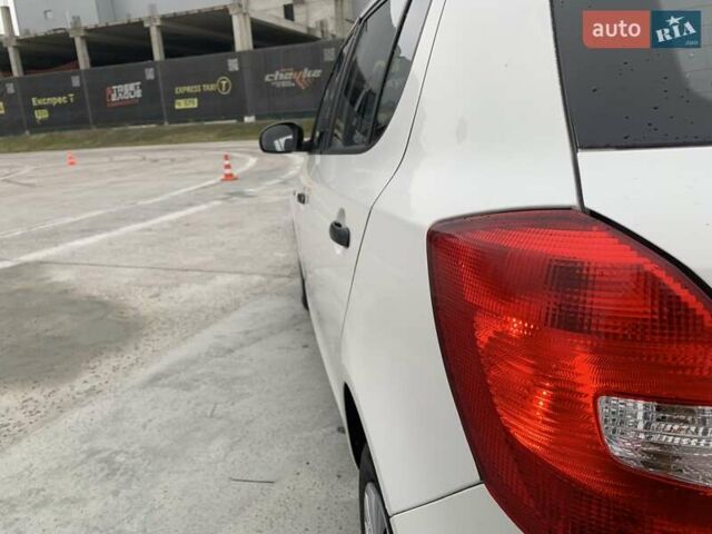 Белый Шкода Фабия, объемом двигателя 1.39 л и пробегом 230 тыс. км за 3698 $, фото 18 на Automoto.ua