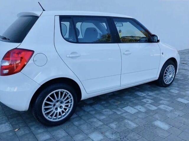 Білий Шкода Фабія, об'ємом двигуна 1.6 л та пробігом 170 тис. км за 6300 $, фото 1 на Automoto.ua