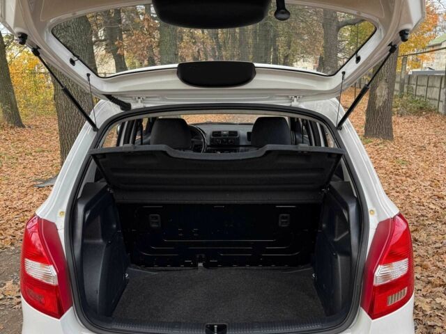 Белый Шкода Фабия, объемом двигателя 1.4 л и пробегом 283 тыс. км за 4700 $, фото 9 на Automoto.ua