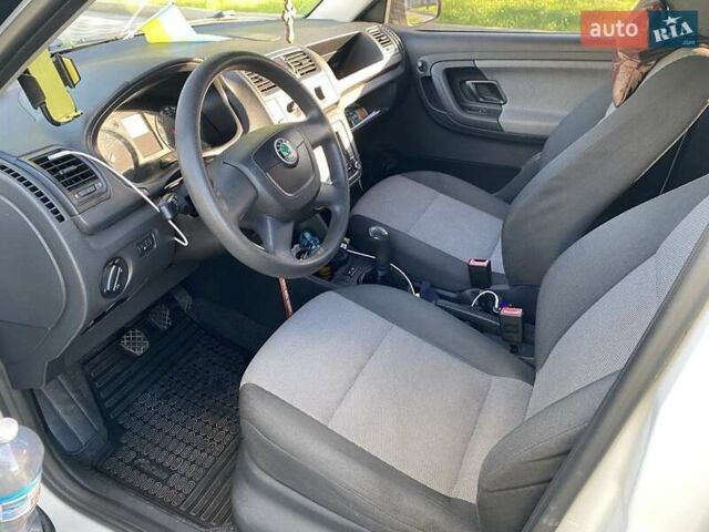 Белый Шкода Фабия, объемом двигателя 1.2 л и пробегом 112 тыс. км за 6400 $, фото 2 на Automoto.ua