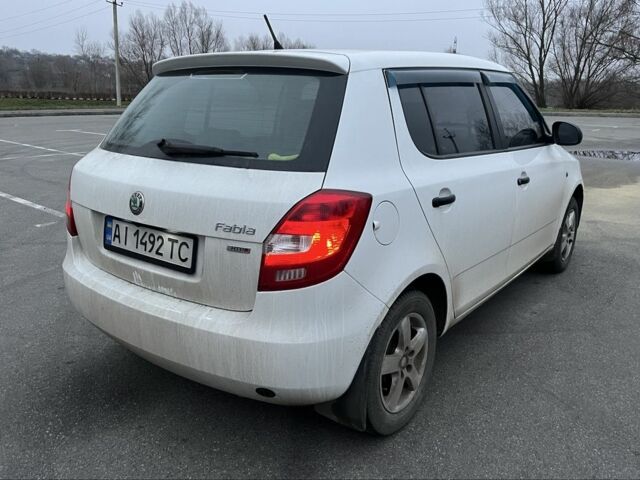 Белый Шкода Фабия, объемом двигателя 1.2 л и пробегом 175 тыс. км за 4300 $, фото 5 на Automoto.ua