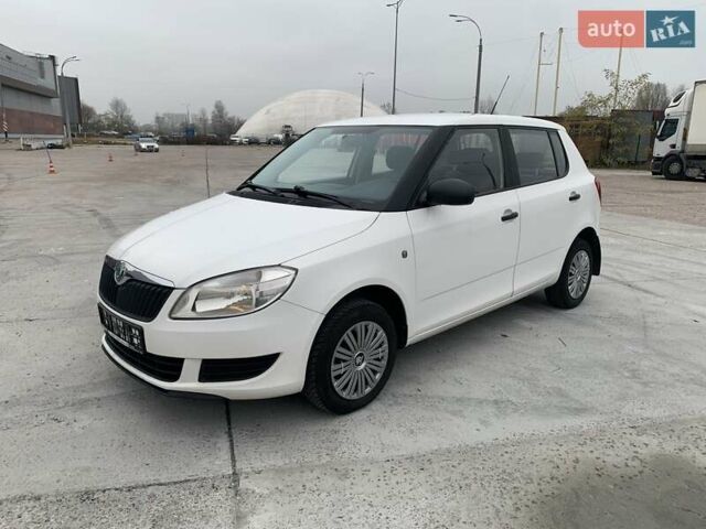 Белый Шкода Фабия, объемом двигателя 1.39 л и пробегом 230 тыс. км за 3698 $, фото 2 на Automoto.ua