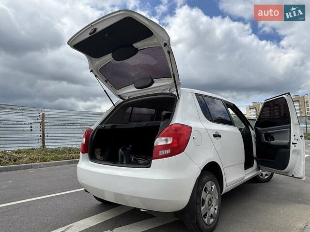 Шкода Фабия 2011 в Виннице на Automoto.ua Белый Шкода Фабия, объемом двигателя 1.2 л и пробегом 230 тыс. км за 4800 $, фото 5 на Automoto.ua