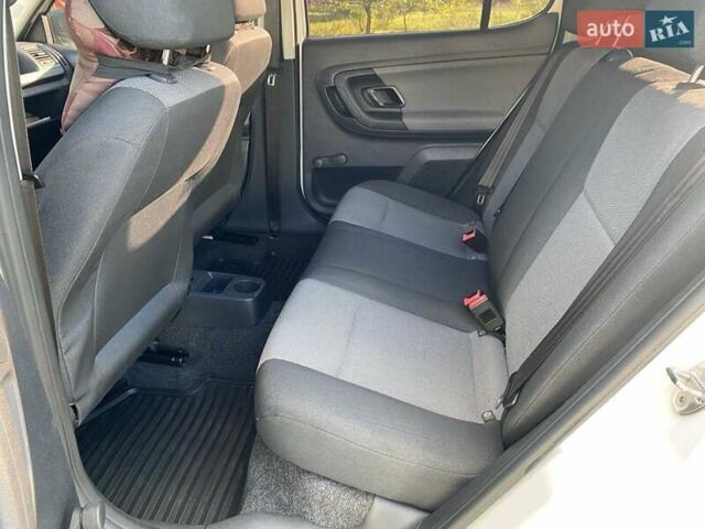 Белый Шкода Фабия, объемом двигателя 1.2 л и пробегом 112 тыс. км за 6400 $, фото 6 на Automoto.ua