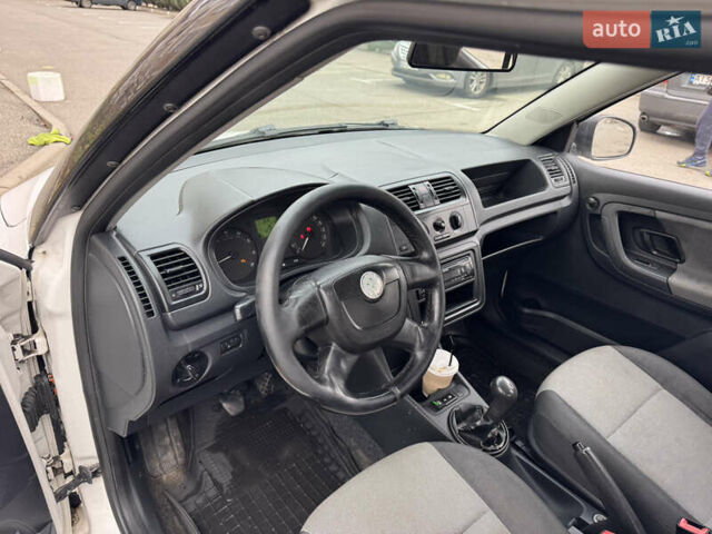 Белый Шкода Фабия, объемом двигателя 1.39 л и пробегом 330 тыс. км за 3999 $, фото 10 на Automoto.ua