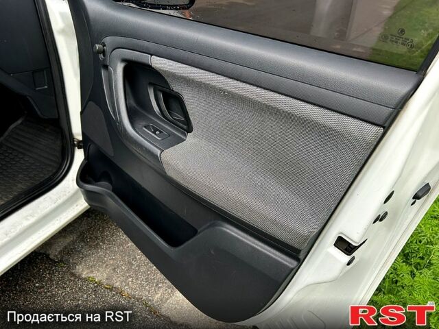 Белый Шкода Фабия, объемом двигателя 1.4 л и пробегом 220 тыс. км за 4950 $, фото 7 на Automoto.ua