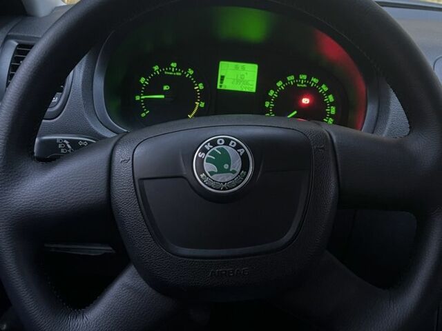 Белый Шкода Фабия, объемом двигателя 1.2 л и пробегом 240 тыс. км за 5000 $, фото 8 на Automoto.ua