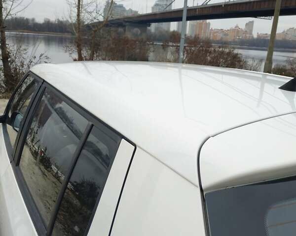 Белый Шкода Фабия, объемом двигателя 1.2 л и пробегом 288 тыс. км за 3400 $, фото 8 на Automoto.ua