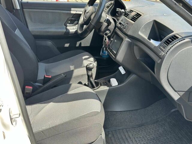 Білий Шкода Фабія, об'ємом двигуна 1.2 л та пробігом 173 тис. км за 4740 $, фото 17 на Automoto.ua