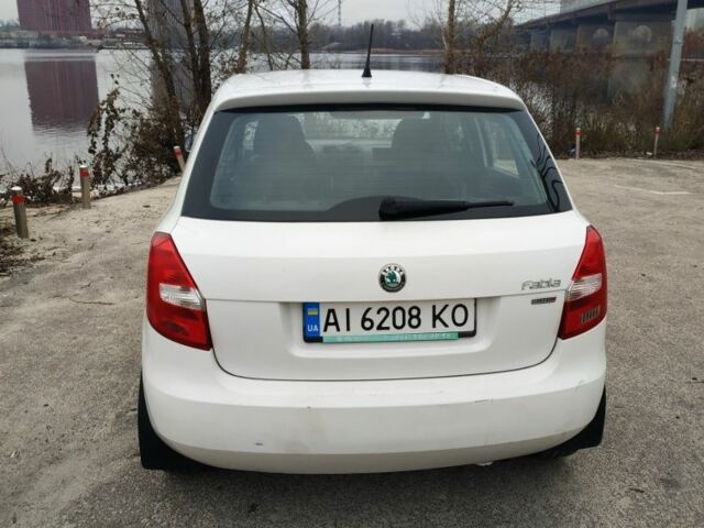 Белый Шкода Фабия, объемом двигателя 1.2 л и пробегом 388 тыс. км за 3400 $, фото 2 на Automoto.ua