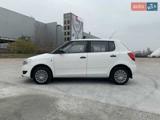 Белый Шкода Фабия, объемом двигателя 1.39 л и пробегом 230 тыс. км за 3698 $, фото 9 на Automoto.ua
