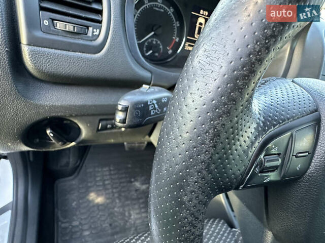 Білий Шкода Фабія, об'ємом двигуна 1.4 л та пробігом 229 тис. км за 8500 $, фото 3 на Automoto.ua