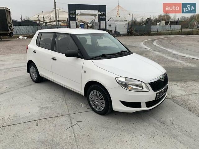 Белый Шкода Фабия, объемом двигателя 1.39 л и пробегом 230 тыс. км за 3698 $, фото 23 на Automoto.ua