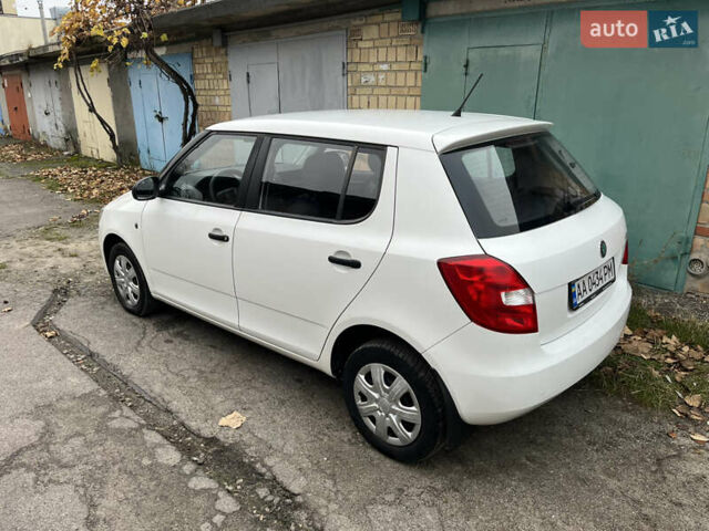 Белый Шкода Фабия, объемом двигателя 1.2 л и пробегом 240 тыс. км за 5000 $, фото 8 на Automoto.ua