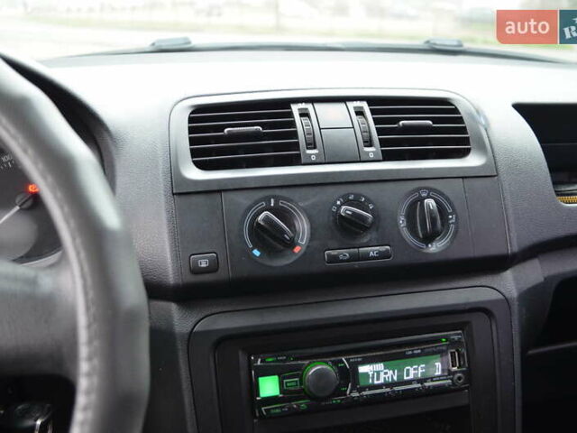 Белый Шкода Фабия, объемом двигателя 1.39 л и пробегом 188 тыс. км за 4999 $, фото 9 на Automoto.ua