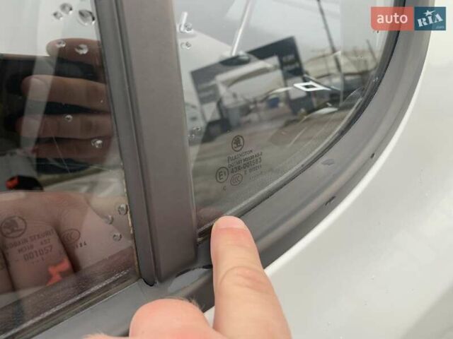 Белый Шкода Фабия, объемом двигателя 1.39 л и пробегом 230 тыс. км за 3698 $, фото 46 на Automoto.ua