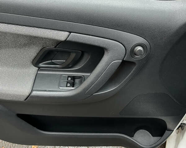 Белый Шкода Фабия, объемом двигателя 1.2 л и пробегом 240 тыс. км за 5000 $, фото 11 на Automoto.ua