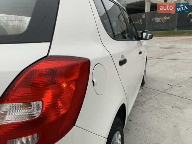 Белый Шкода Фабия, объемом двигателя 1.39 л и пробегом 230 тыс. км за 3698 $, фото 19 на Automoto.ua