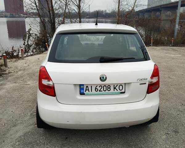 Белый Шкода Фабия, объемом двигателя 1.2 л и пробегом 288 тыс. км за 3400 $, фото 12 на Automoto.ua