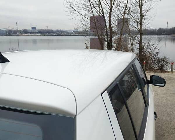 Белый Шкода Фабия, объемом двигателя 1.2 л и пробегом 288 тыс. км за 3400 $, фото 3 на Automoto.ua