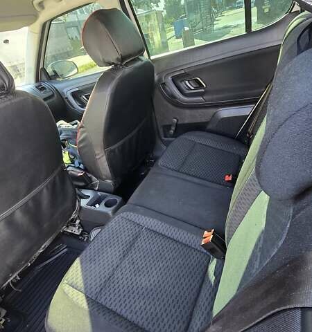 Белый Шкода Фабия, объемом двигателя 1.2 л и пробегом 102 тыс. км за 4700 $, фото 15 на Automoto.ua