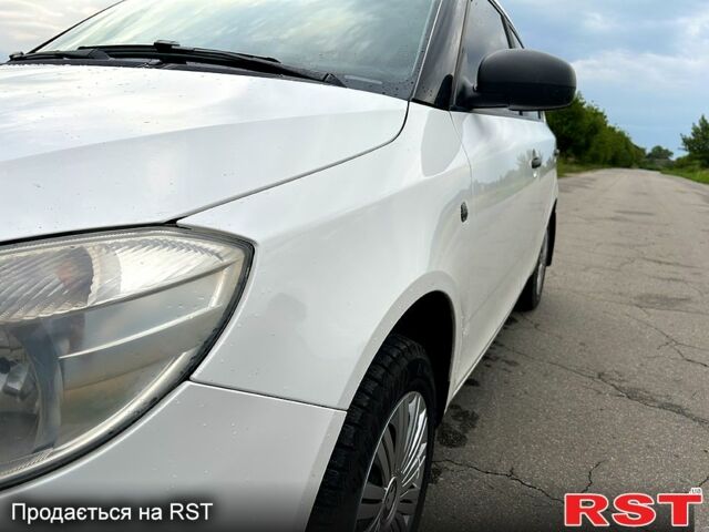 Белый Шкода Фабия, объемом двигателя 1.4 л и пробегом 220 тыс. км за 4950 $, фото 4 на Automoto.ua