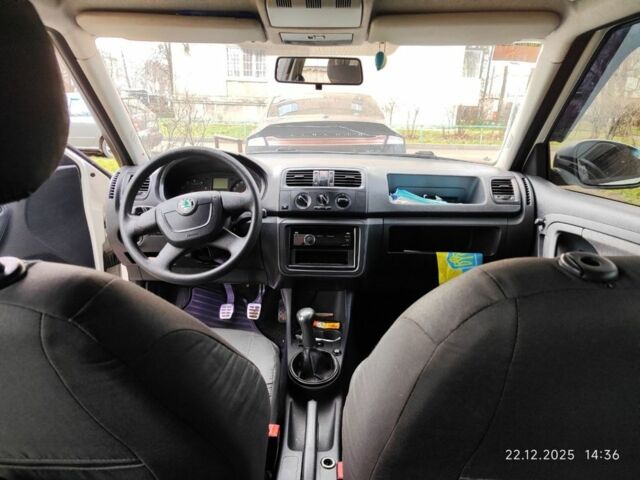 Белый Шкода Фабия, объемом двигателя 1.2 л и пробегом 321 тыс. км за 4300 $, фото 3 на Automoto.ua