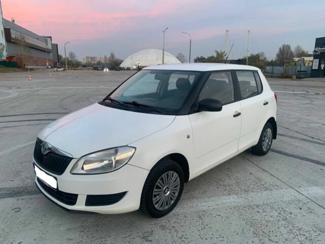 Белый Шкода Фабия, объемом двигателя 1.4 л и пробегом 229 тыс. км за 3799 $, фото 1 на Automoto.ua