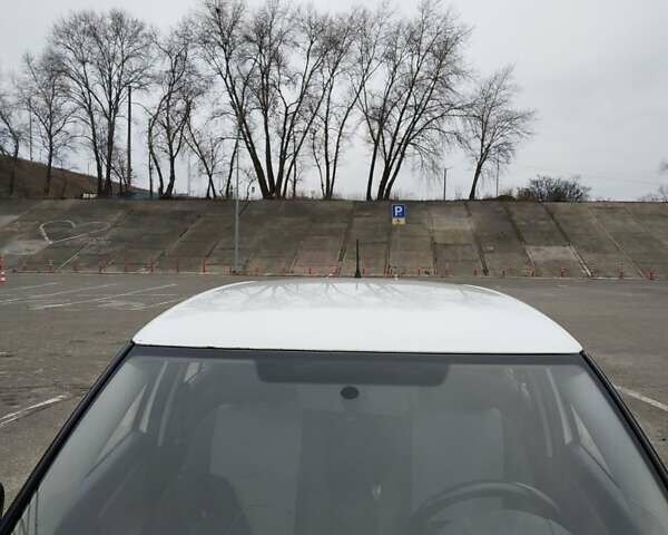 Белый Шкода Фабия, объемом двигателя 1.2 л и пробегом 288 тыс. км за 3400 $, фото 1 на Automoto.ua