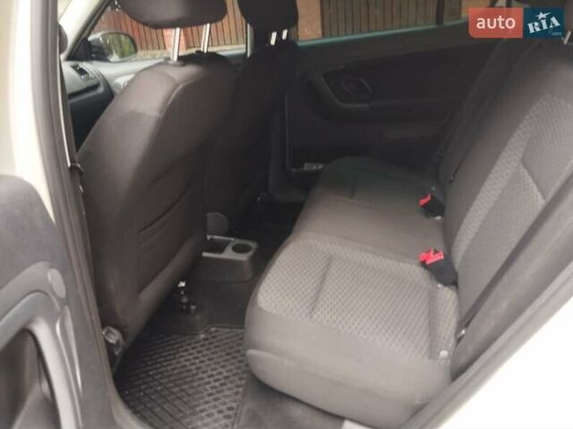 Белый Шкода Фабия, объемом двигателя 1.2 л и пробегом 282 тыс. км за 4700 $, фото 11 на Automoto.ua