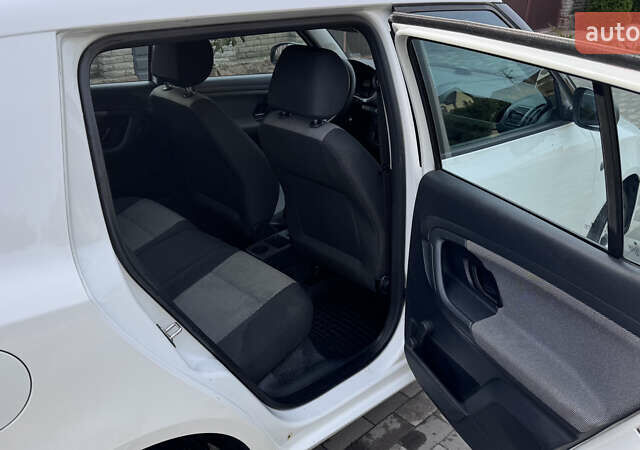 Белый Шкода Фабия, объемом двигателя 1.6 л и пробегом 260 тыс. км за 5150 $, фото 5 на Automoto.ua