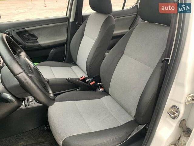 Белый Шкода Фабия, объемом двигателя 1.39 л и пробегом 230 тыс. км за 3698 $, фото 38 на Automoto.ua