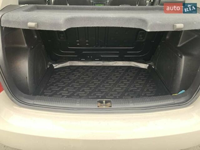 Белый Шкода Фабия, объемом двигателя 1.39 л и пробегом 230 тыс. км за 3698 $, фото 56 на Automoto.ua