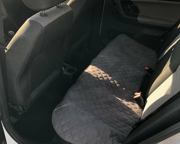 Белый Шкода Фабия, объемом двигателя 1.2 л и пробегом 25 тыс. км за 6200 $, фото 8 на Automoto.ua