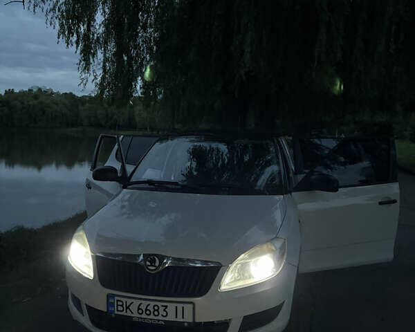 Білий Шкода Фабія, об'ємом двигуна 1.6 л та пробігом 303 тис. км за 7300 $, фото 2 на Automoto.ua