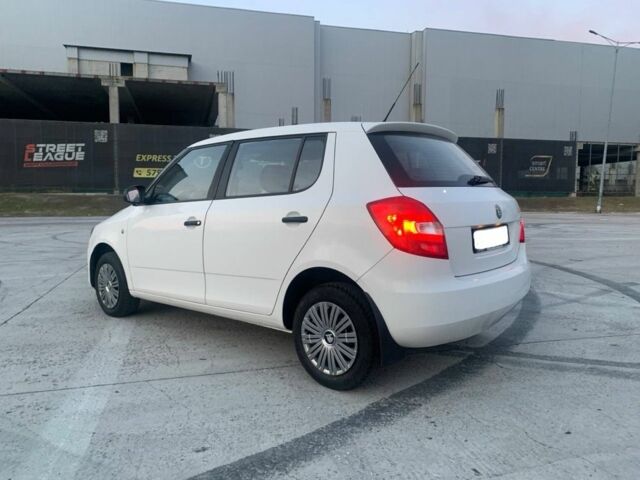 Белый Шкода Фабия, объемом двигателя 1.4 л и пробегом 229 тыс. км за 3799 $, фото 7 на Automoto.ua