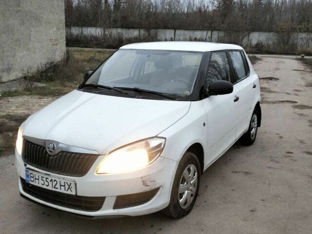 Белый Шкода Фабия, объемом двигателя 1.2 л и пробегом 200 тыс. км за 3750 $, фото 2 на Automoto.ua