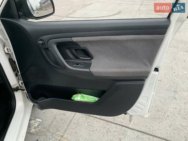 Белый Шкода Фабия, объемом двигателя 1.39 л и пробегом 230 тыс. км за 3698 $, фото 52 на Automoto.ua